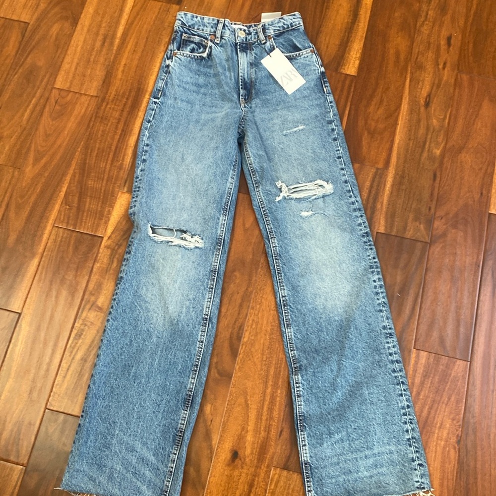 Zara High-Rise Full Length Jeans. Size 36.
New— too small for my liking